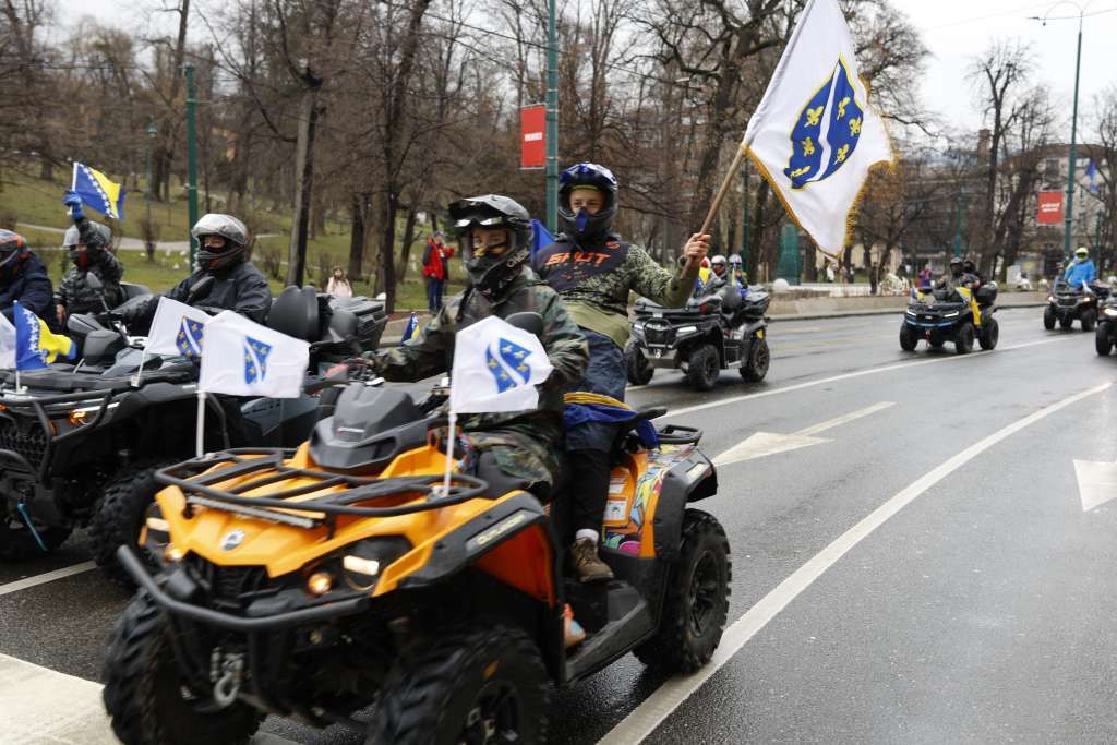 Svečani defile quadova sa državnim zastavama predvodio je ATV Klub "Motka".
