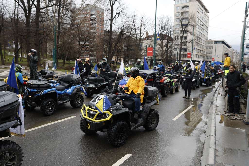 Svečani defile quadova sa državnim zastavama predvodio je ATV Klub "Motka".