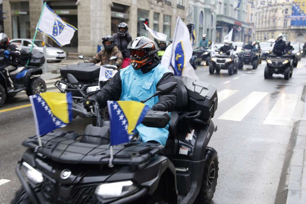 Svečani defile quadova sa državnim zastavama predvodio je ATV Klub "Motka".