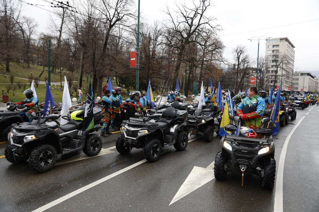 Svečani defile quadova sa državnim zastavama predvodio je ATV Klub "Motka".