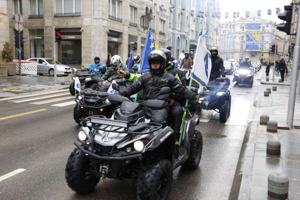 Svečani defile quadova sa državnim zastavama predvodio je ATV Klub "Motka".