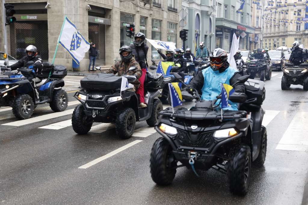 Svečani defile quadova sa državnim zastavama predvodio je ATV Klub "Motka".