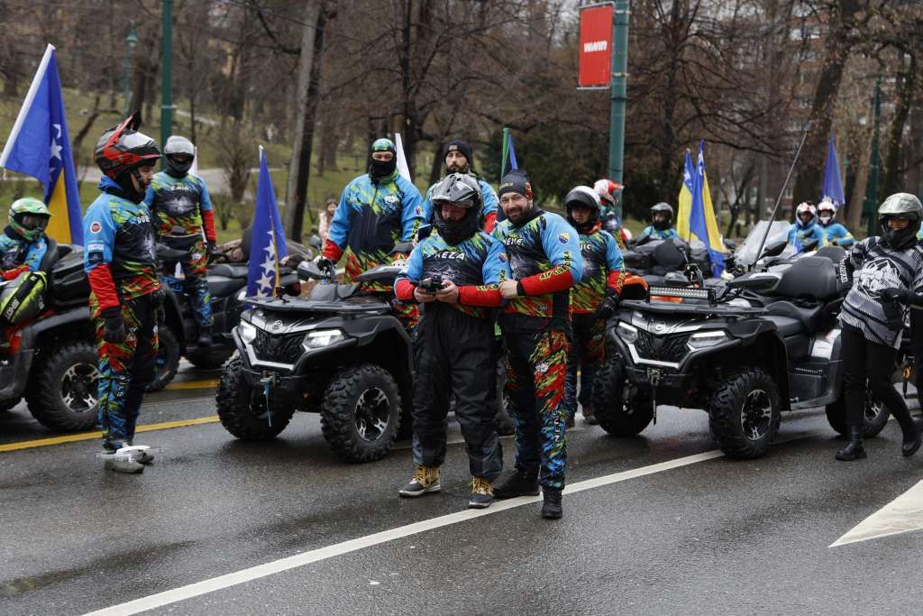 Svečani defile quadova sa državnim zastavama predvodio je ATV Klub "Motka".