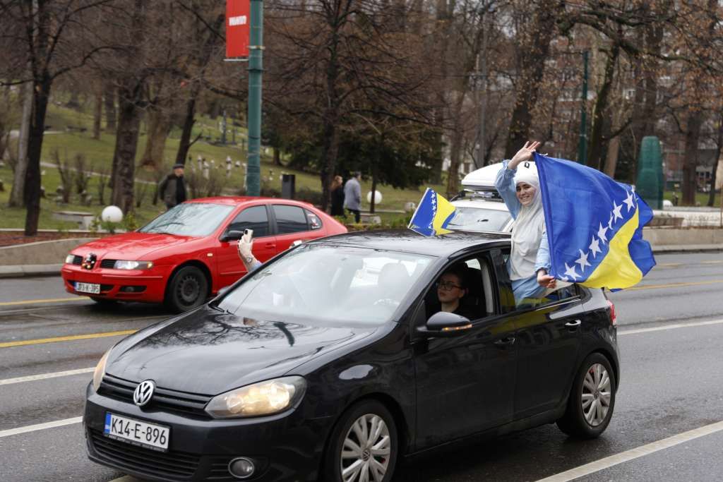 Svečani defile quadova sa državnim zastavama predvodio je ATV Klub "Motka".