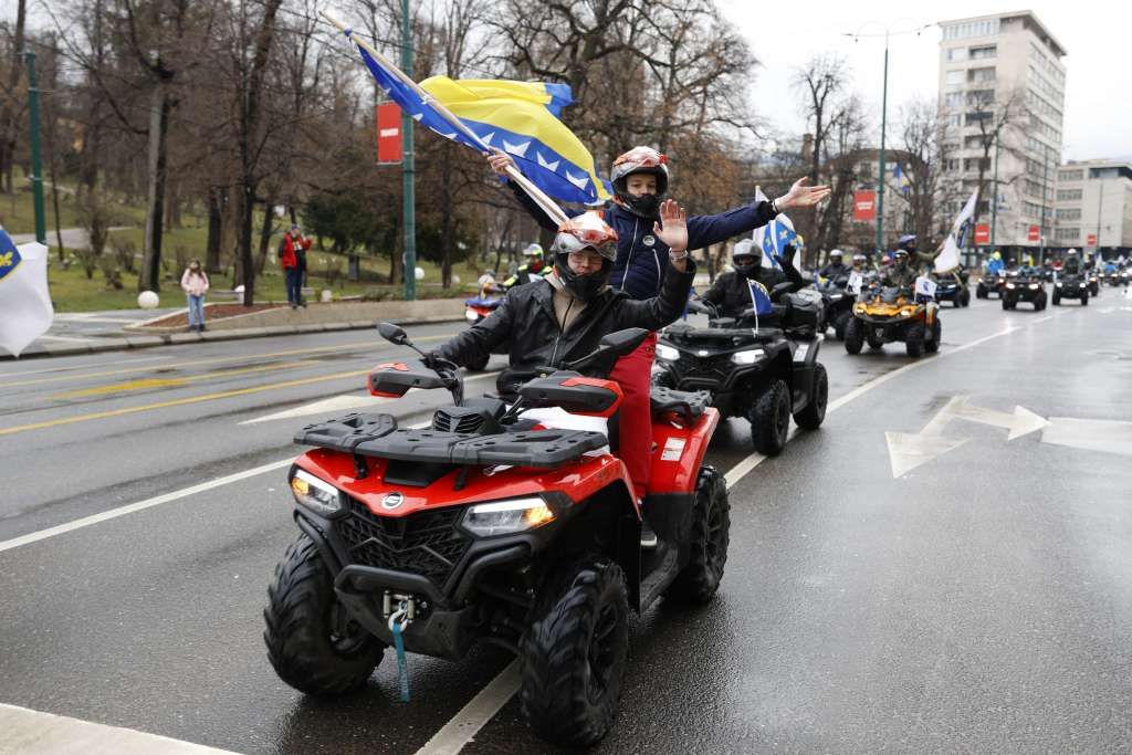 Svečani defile quadova sa državnim zastavama predvodio je ATV Klub "Motka".