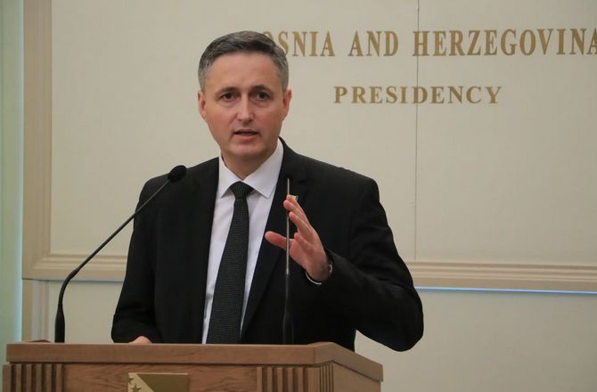 Kako je najavljeno, tema pres-konferencije je "nedopustivo i neprihvatljivo miješanje Vučića u unutrašnja pitanja BiH"