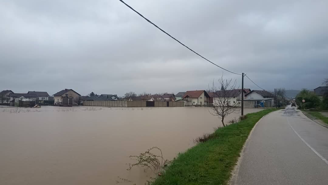 Obilne padavine već su napravile probleme u brojnim gradovima u Bosni i Hercegovini. 
