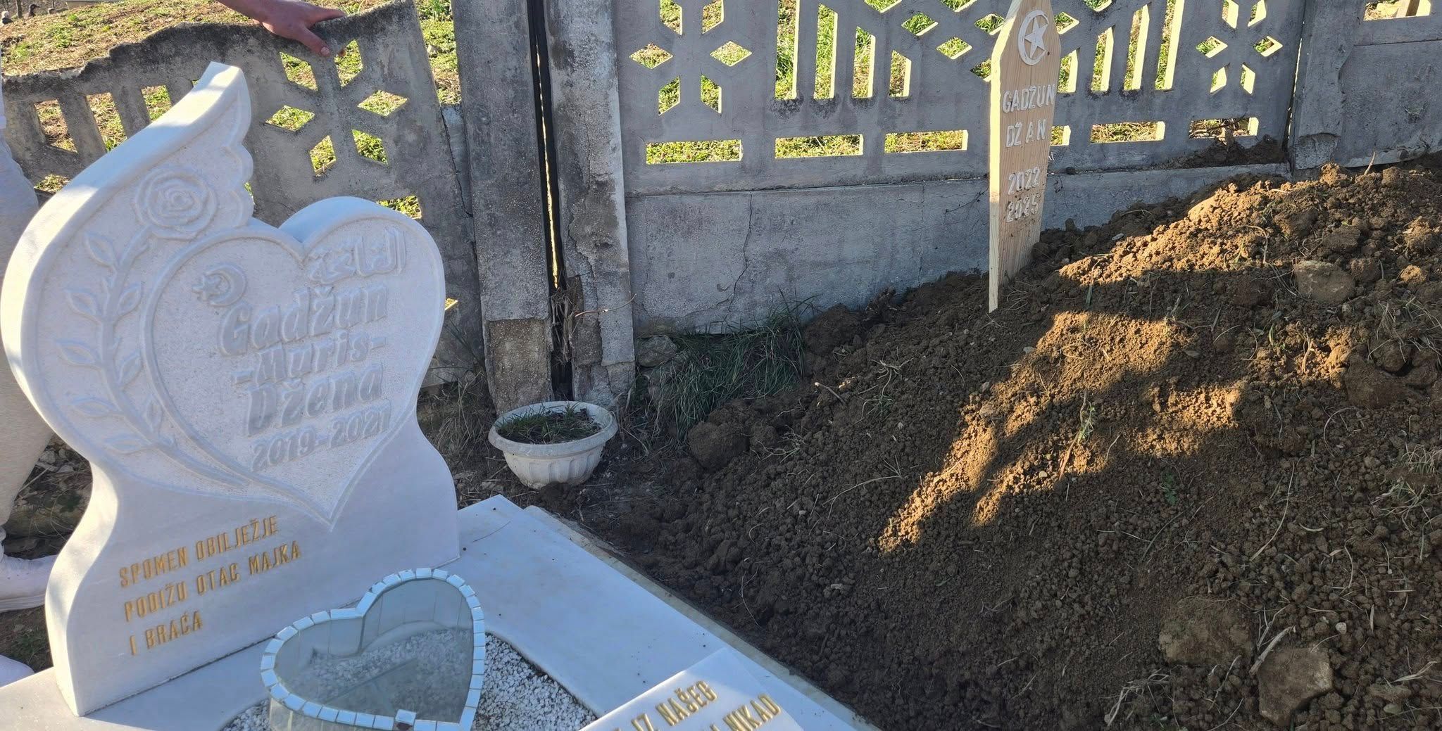 Tuga do neba: Dječak Džan ukopan pored svoje sestre Džene