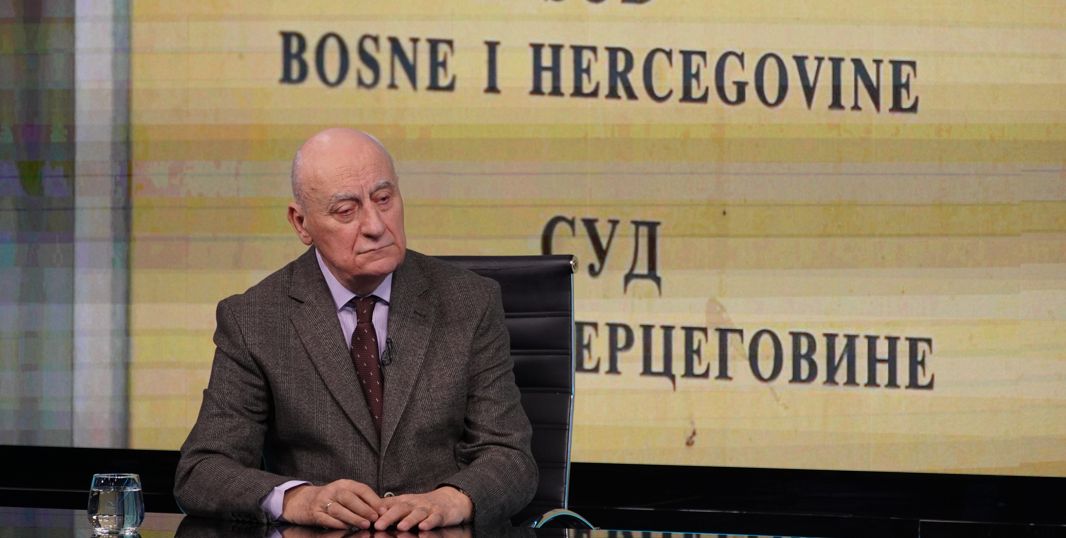 U večerašnjem izdanju emisije '7Plus' razgovarali smo sa doajenom bosasnkohercegovačkog novinarstva i odličnim poznavaocem spoljnopolitičkih tema Đurom Kozarom