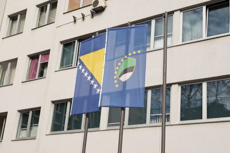 Na školskom igralištu trčao za dvoje maloljetne djece, a nakon što je jedno sustigao, pesnicom ga je udario u predio lica