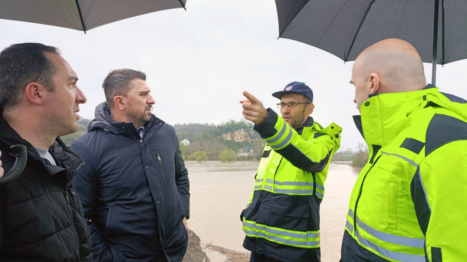 Premijer je rekao da su ekipe na terenu, a mehanizacija u pripravnosti i ako bude potrebno da će se brzo reagovati