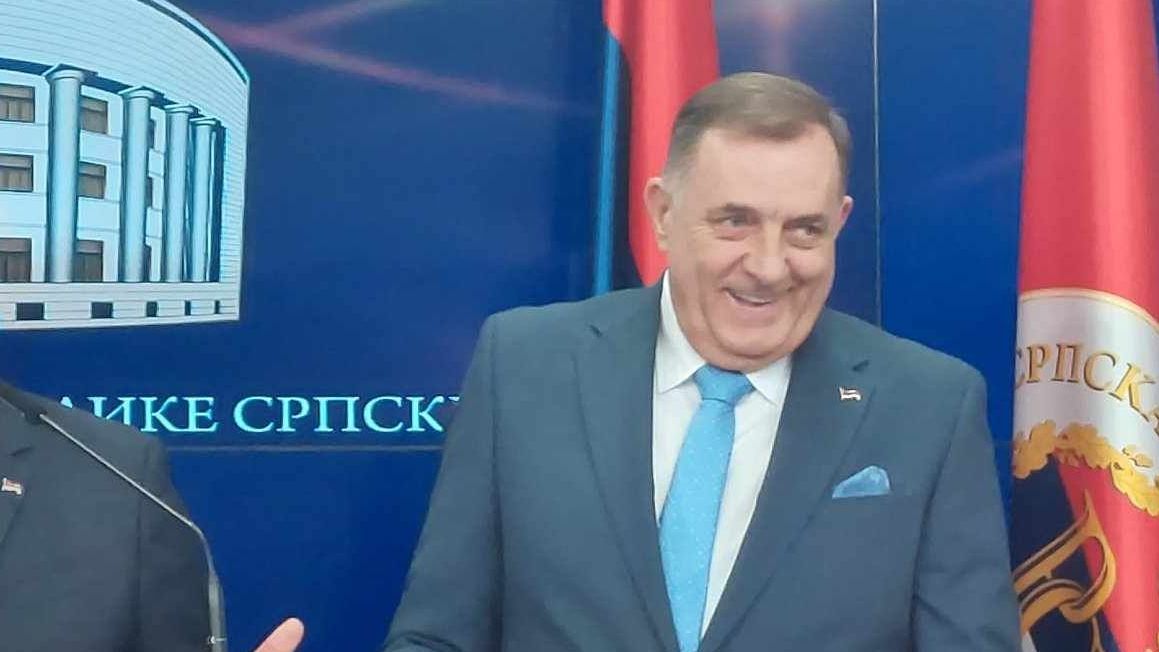 Dvije ministrice su ručale i pričale sa njom, ja sam sjedio do njih sa kolegama, da li je to put kojim idemo, pitao je