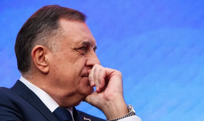 Kazao je kako želi jasno poručiti da smatra da se "antiustavno i antidejtonsko Tužilaštvo BiH jasno deklarisalo kao institucija muslimanske strane i protivnik RS-a".