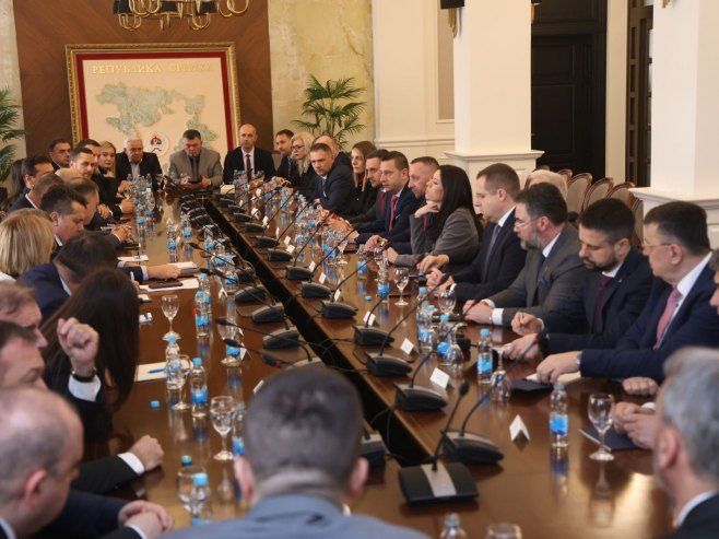 Dodik je u nekoliko navrata pozivao predstavnike Srba u državnim institucijama da se povuku sa pozicija, ali ga nisu poslušali