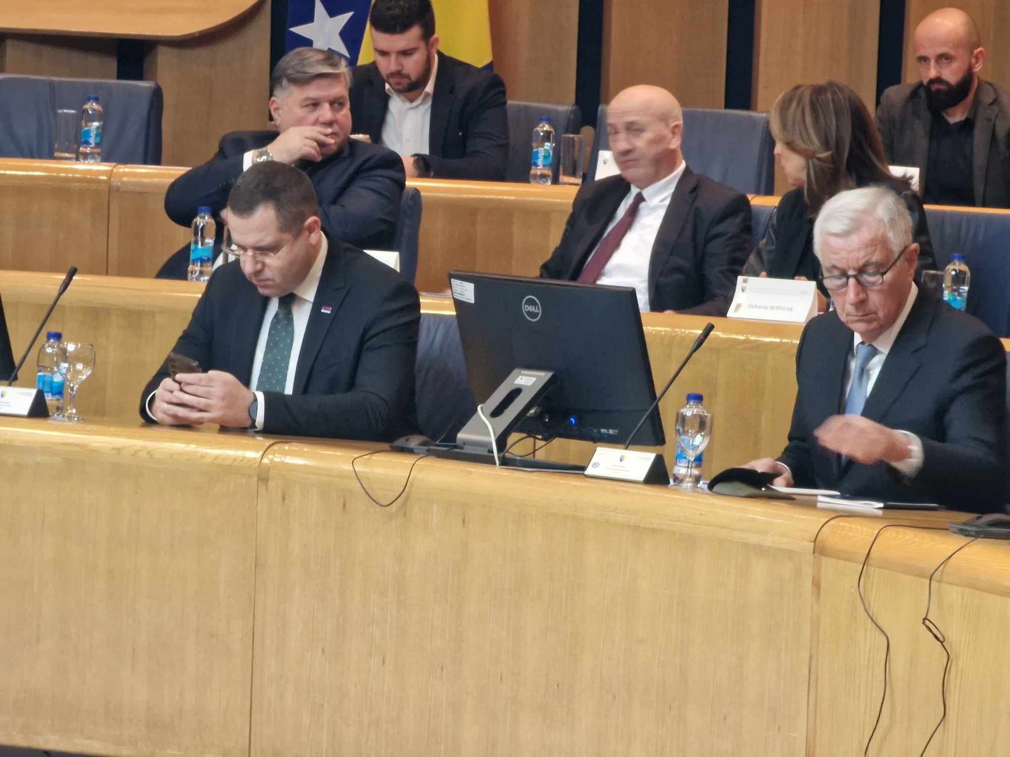 Sjednica Doma naroda BiH, delegati ne odustaju od smjene Špirića, on dao sat pauze: Polako, polako…