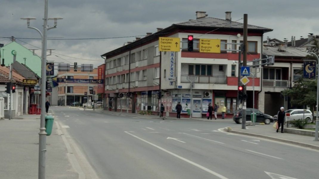 Poredali su nas ispred i rekli da se okrenemo prema zidu i zavežemo ruke, rekao je svjedok 