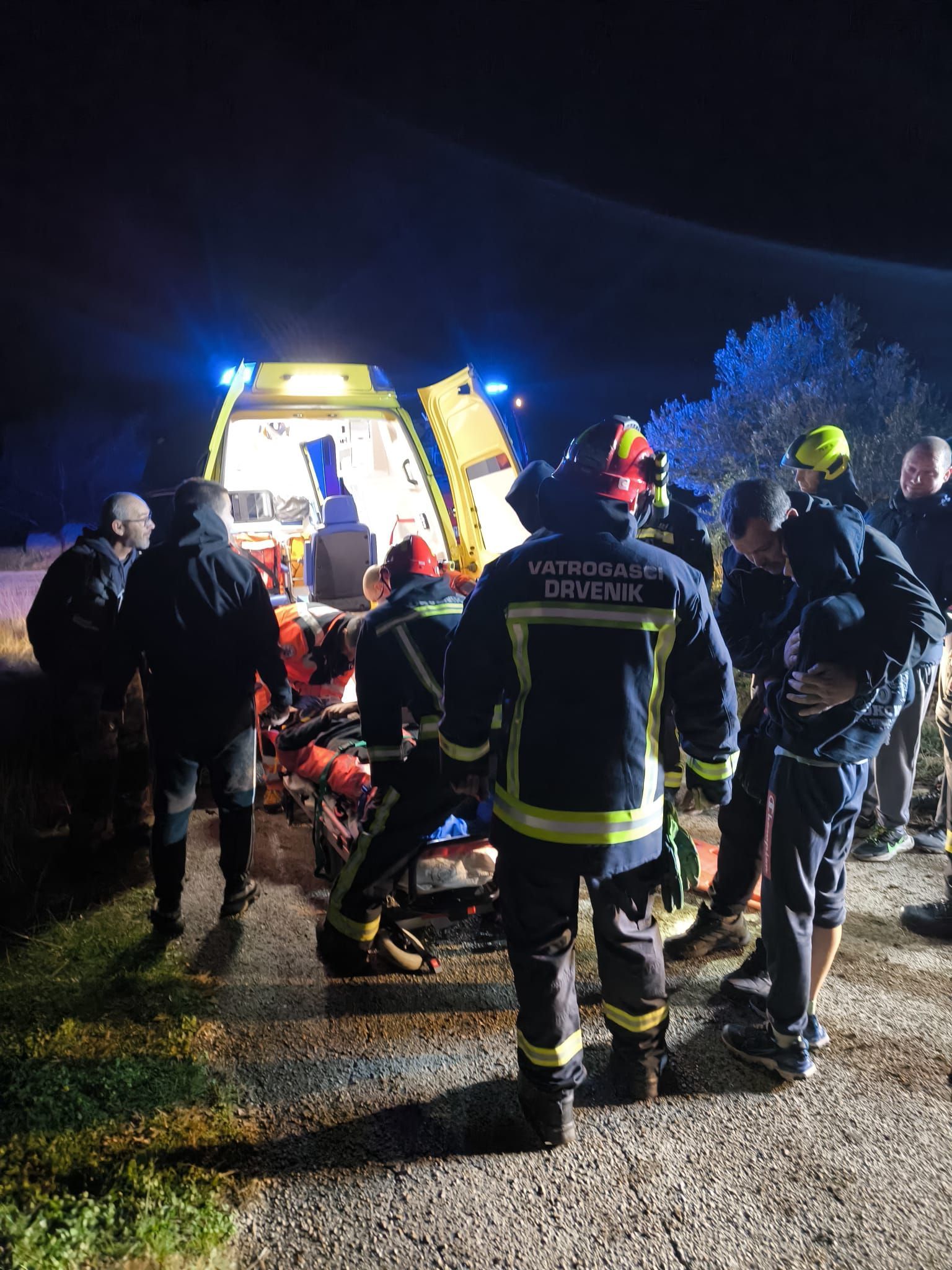 Teška nesreća u susjedstvu: Vozilom sletjeli u provaliju, vatrogasci izvlačili unesrećene