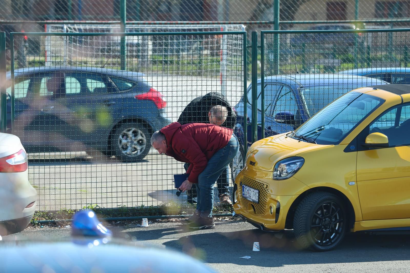 Policija je saopćila da su napadnutog muškarca odmah zbrinuli ljekari, dodajući da nema opasnosti za druge osobe