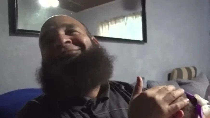 Do sada je u svom domu prihvatio više od 80 djece, a desetoro njih preminulo je u njegovim rukama