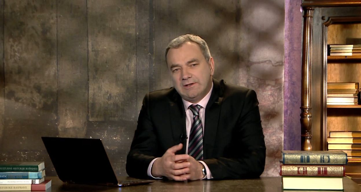 Počeci svih ovih 29 kur'anskih sura govore o časnoj knjizi Kur'anu ili pak o njegovom objavljivanju.