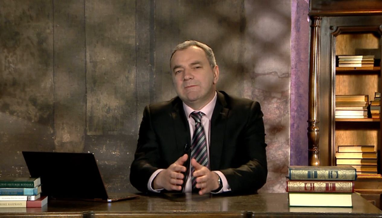 Riječ hidžab u tekstu Kur'ana pojavljuje se na sedam mjesta i to u ovim značenjima zid ili bedem, zastor, prekrivač, zavjesa, pregrada, brdo, planina.