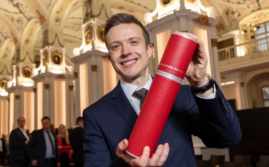 Uz Fikreta, još pet izuzetnih umova, primilo je prestižni austrijski doktorat 'Sub Auspiciis Praesidentis rei publicae' – nagradu za savršene ocjene