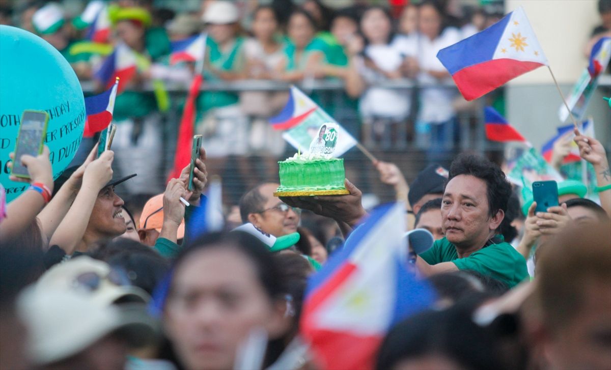 Hiljade pristalica bivšeg predsjednika okupilo se u glavnom gradu Manili i drugim gradovima