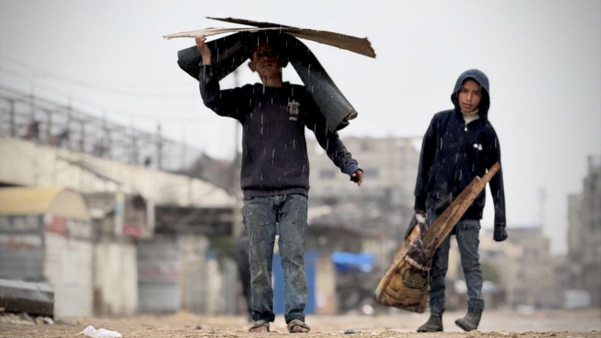 Kiša je natopila šatore u Khan Yunisu, formirajući lokve duž puteva što je otežalo ionako nepodnošljivo stanje u kojem se nalaze Palestinci u Gazi zbog izraelskog genocidnog rata