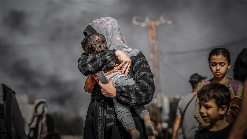 Još 12 Palestinaca, uključujući šestero djece, ubijeno je u izraelskim napadima u srijedu rano ujutro u Pojasu Gaze. 