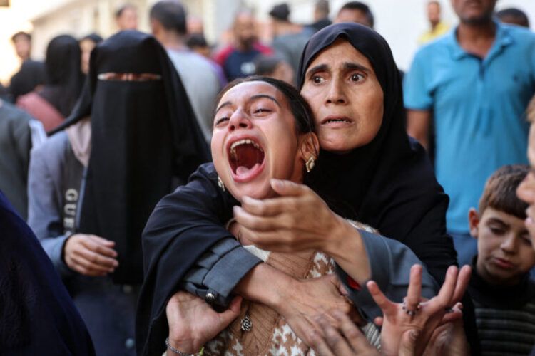 Bombe padaju, bolnice su uništene, djeca ubijena, a svijet šuti“, izjavila je Rachael Cummings, direktorica humanitarnih operacija Save the Children u Gazi.