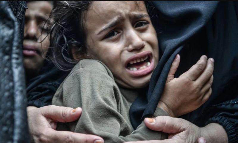 Bombe padaju, bolnice su uništene, djeca ubijena, a svijet šuti“, izjavila je Rachael Cummings, direktorica humanitarnih operacija Save the Children u Gazi.