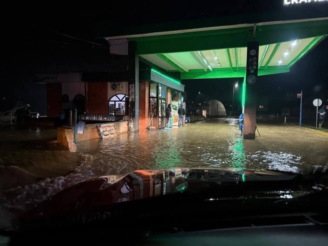 Vozila su jedva prolazila kroz bujicu koja je prekrila saobraćajnice