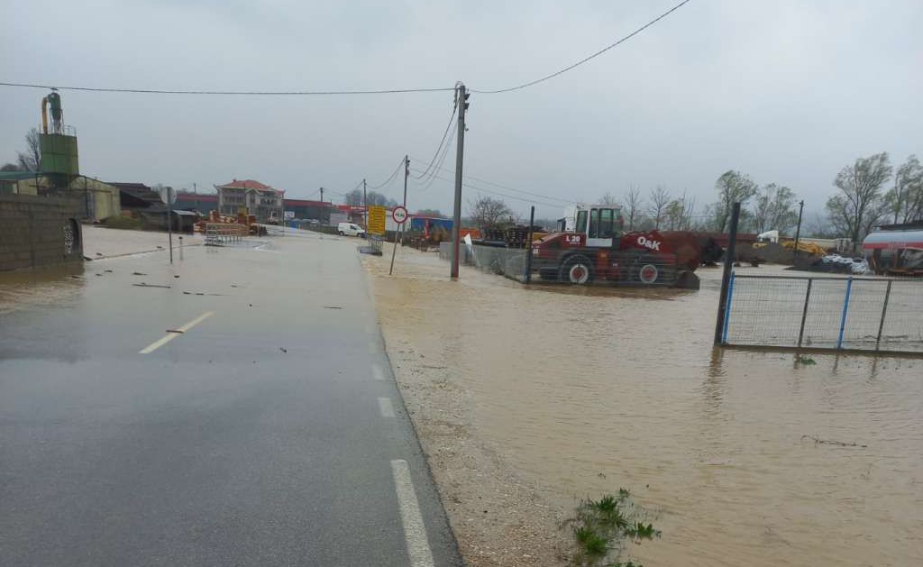 U više gradova proglašeno je stanje prirodne nesreće, zabilježena su brojna izlijevanja rijeka iz korita.
