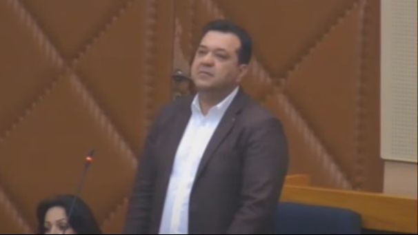 Dvije ministrice su ručale i pričale sa njom, ja sam sjedio do njih sa kolegama, da li je to put kojim idemo, pitao je