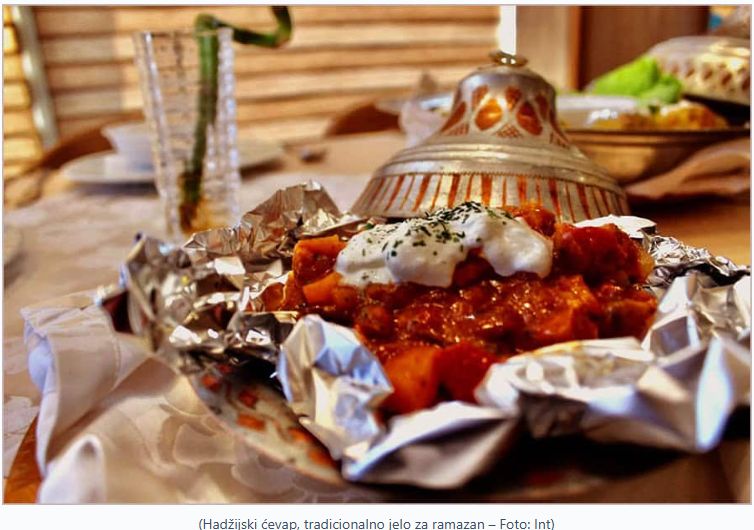 Jedno od svakako nezaobilaznih tradicionalnih jela u bosanskoj kuhinji je hadžijski ćevap, za koji se u narodu veli da se priprema za “hadžijski iftar”.