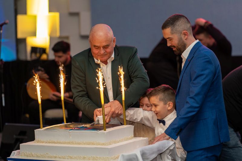 Prisutnima se obratio Ahmed Ahmetlić koji je predstavio impresivan rast kompanije – od prve benzinske pumpe u Vogošći do današnjih 60 benzinskih pumpi širom Bosne i Hercegovine 