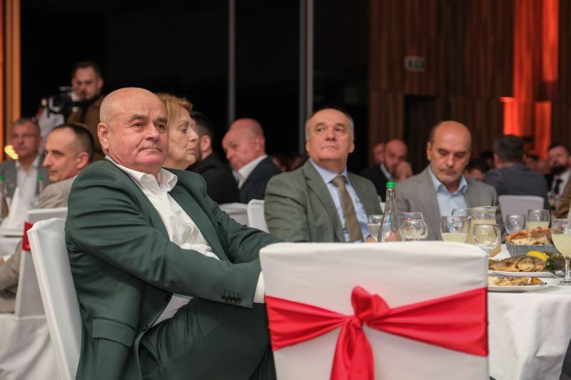 Prisutnima se obratio Ahmed Ahmetlić koji je predstavio impresivan rast kompanije – od prve benzinske pumpe u Vogošći do današnjih 60 benzinskih pumpi širom Bosne i Hercegovine 