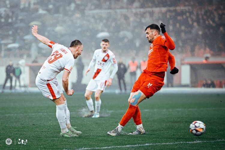 Jelić je gledao i VAR snimak, ali nije promijenio odluku i pokazao je na centar na opće iznenađenje sportske javnosti BiH, ali i regiona.