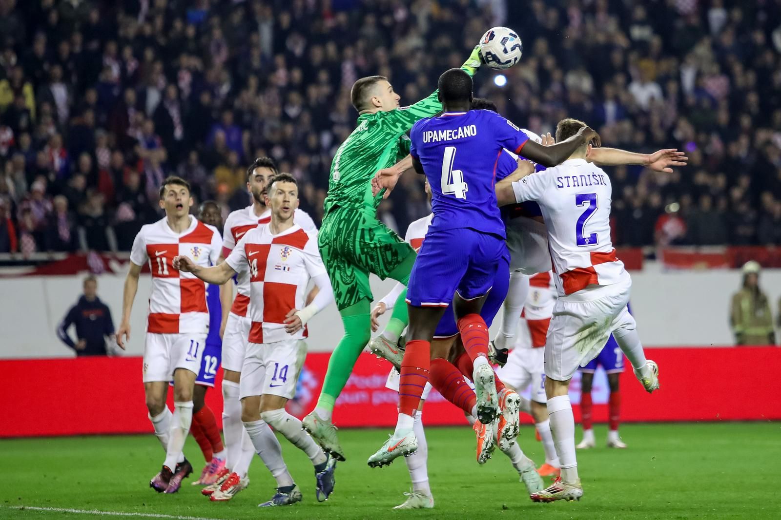 Pokušali su Francuzi u drugom poluvremenu doći do pogotka, ali Hrvatska je sjajno stajala na terenu i završilo je 2:0