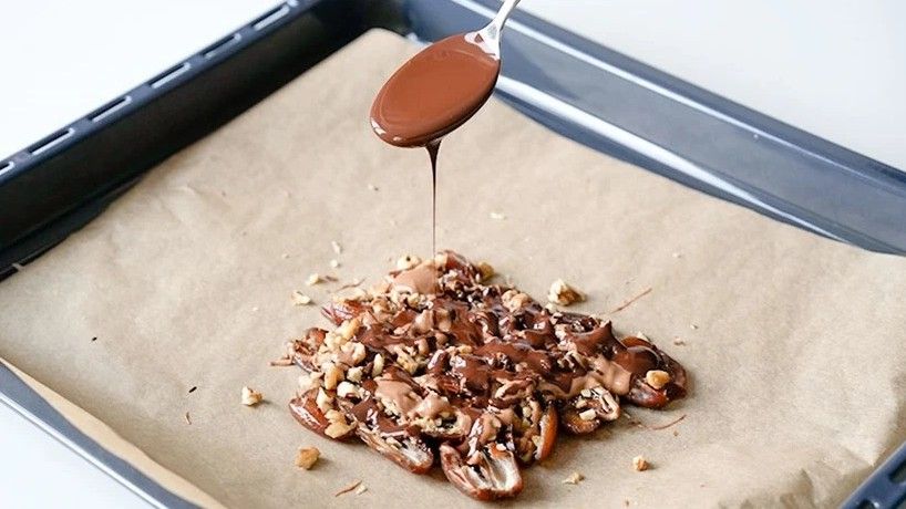 U nastavku vam donosimo recept za pločice s hurmama, zdravi desert koji objedinjuje hurme, orašaste plodove i čokoladu, a idealan je uz kahvu poslije iftara