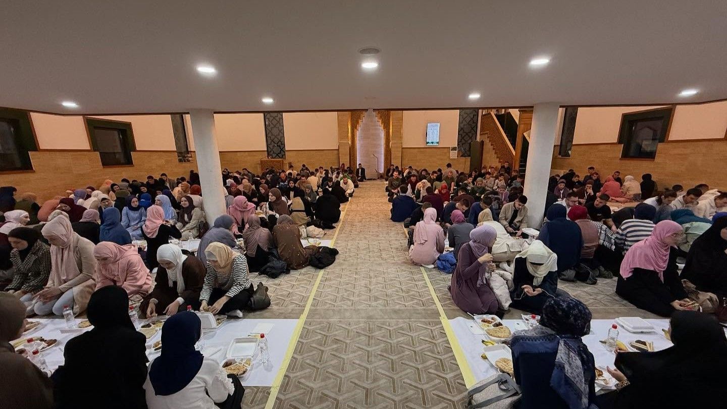Ovogodišnjem omladinskom iftaru prisustvovalo je oko 450 mladih koji su zajednički iftarili u Gradskoj džamiji u Konjicu