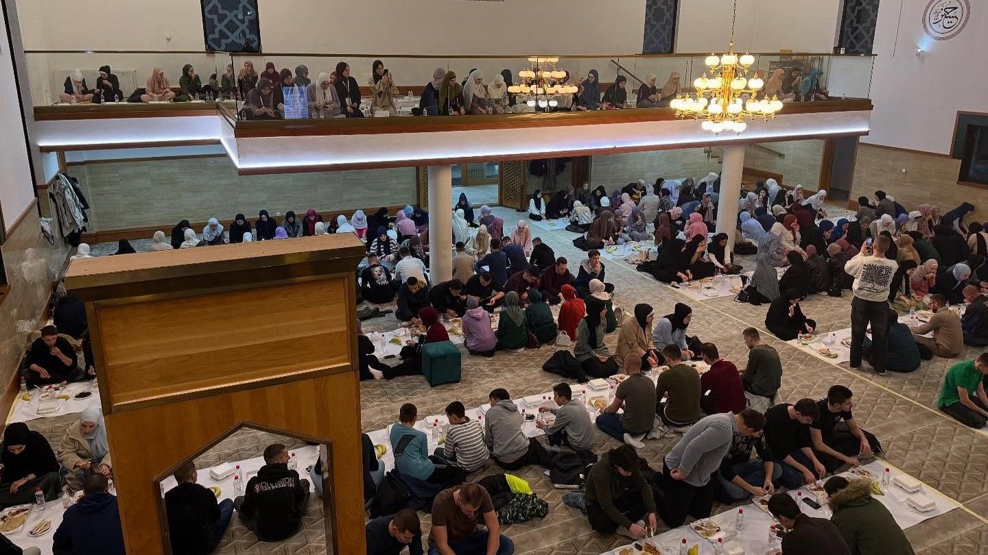 Ovogodišnjem omladinskom iftaru prisustvovalo je oko 450 mladih koji su zajednički iftarili u Gradskoj džamiji u Konjicu