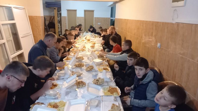 Predsjednik BZK Preporod Ismet Hajdarević,  imam džemata i džematski odbor učinio je sve da iftar bude odlično organizovan, dodaju iz Asocijacije