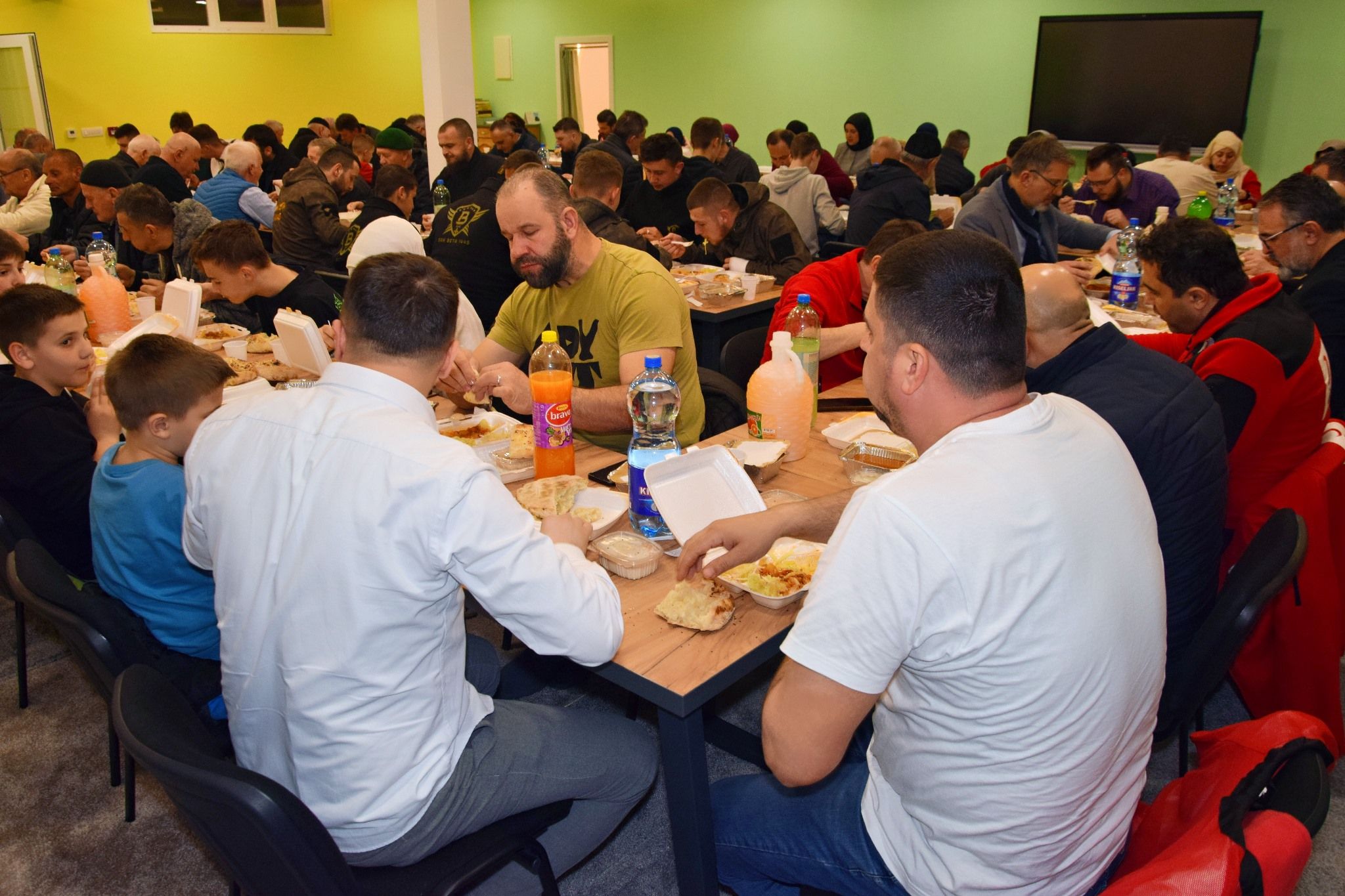 Iftar je protekao u prijateljskom okruženju, a svi prisutni su uživali u bogatom obroku i duhovnoj atmosferi koju pruža mubarek mjesec ramazan.