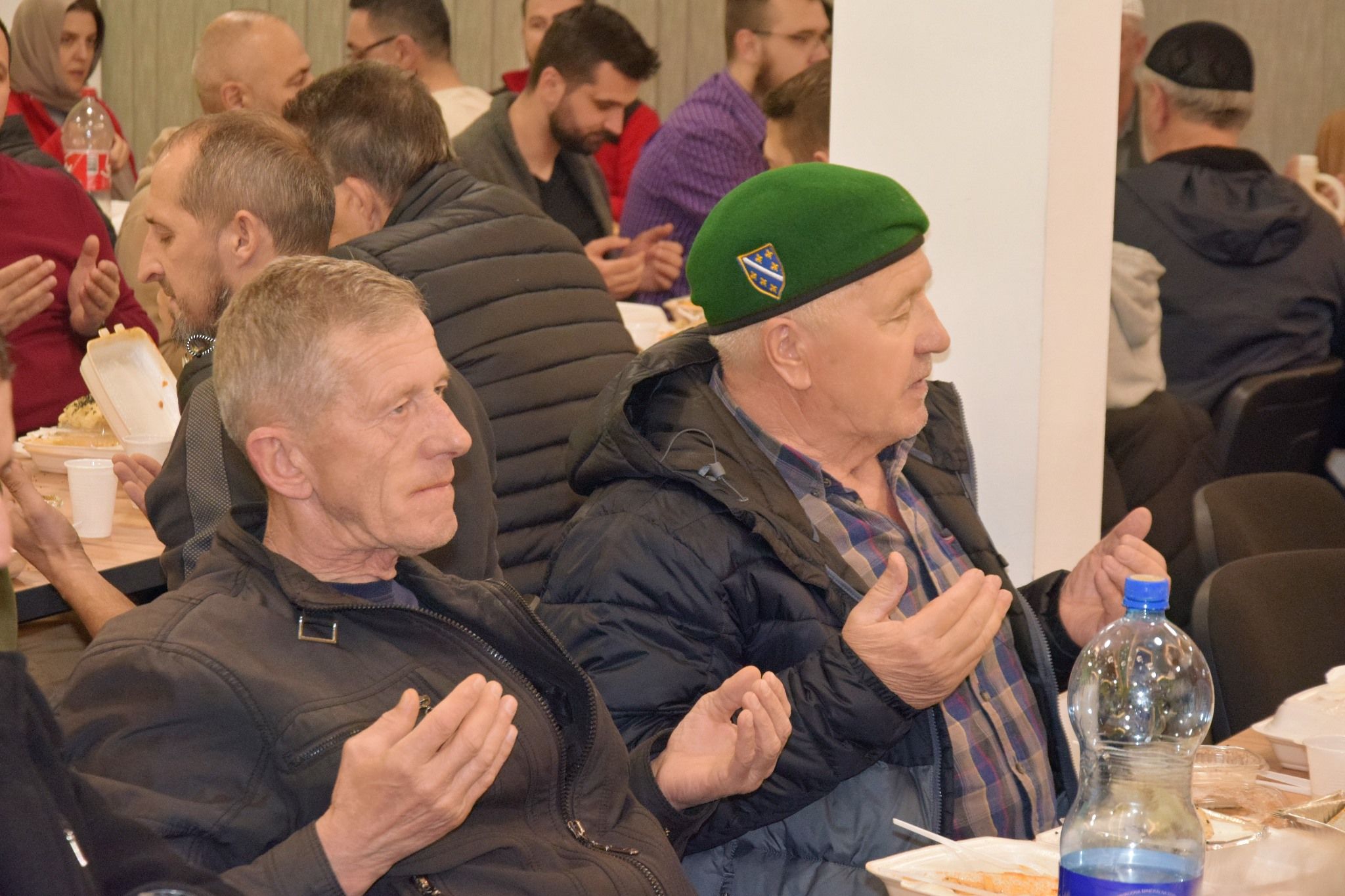 Iftar je protekao u prijateljskom okruženju, a svi prisutni su uživali u bogatom obroku i duhovnoj atmosferi koju pruža mubarek mjesec ramazan.