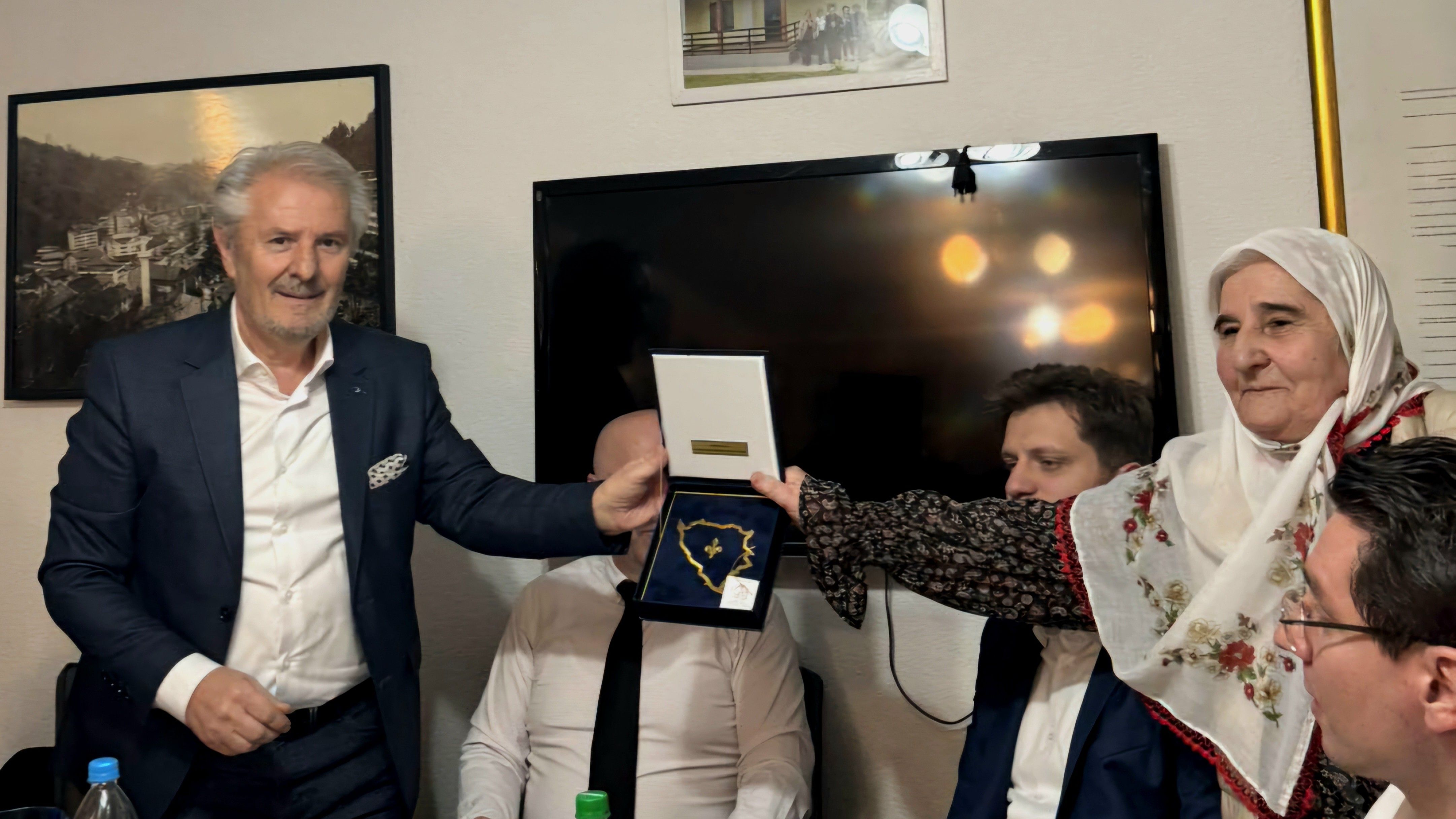 Kako navodi, večeras je tu da pošalju poruku Bošnjacima na prostoru entiteta RS da nisu sami i da nikada neće biti ostavljeni sami