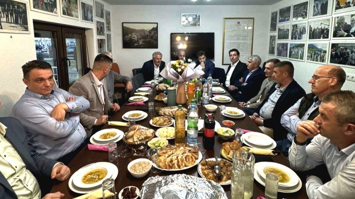 Kako navodi, večeras je tu da pošalju poruku Bošnjacima na prostoru entiteta RS da nisu sami i da nikada neće biti ostavljeni sami