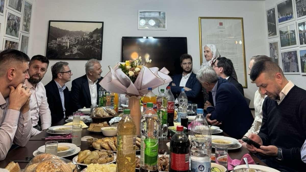 Kako navodi, večeras je tu da pošalju poruku Bošnjacima na prostoru entiteta RS da nisu sami i da nikada neće biti ostavljeni sami