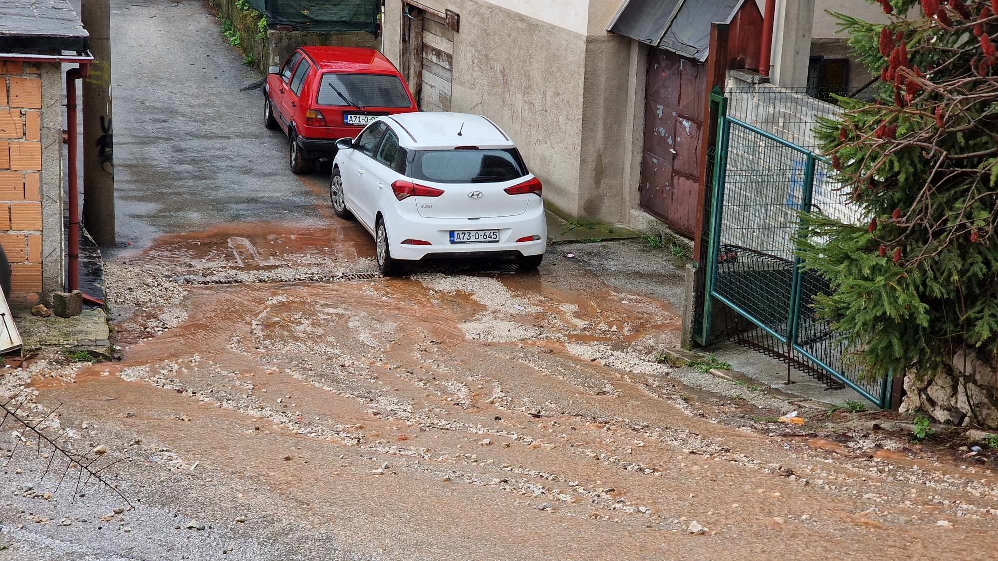 Ekipe su na teren izašle jučer i uočile, kao i prethodnih dana, da su formirane pukotine uslijed naprezanja i pomjeranja tla 