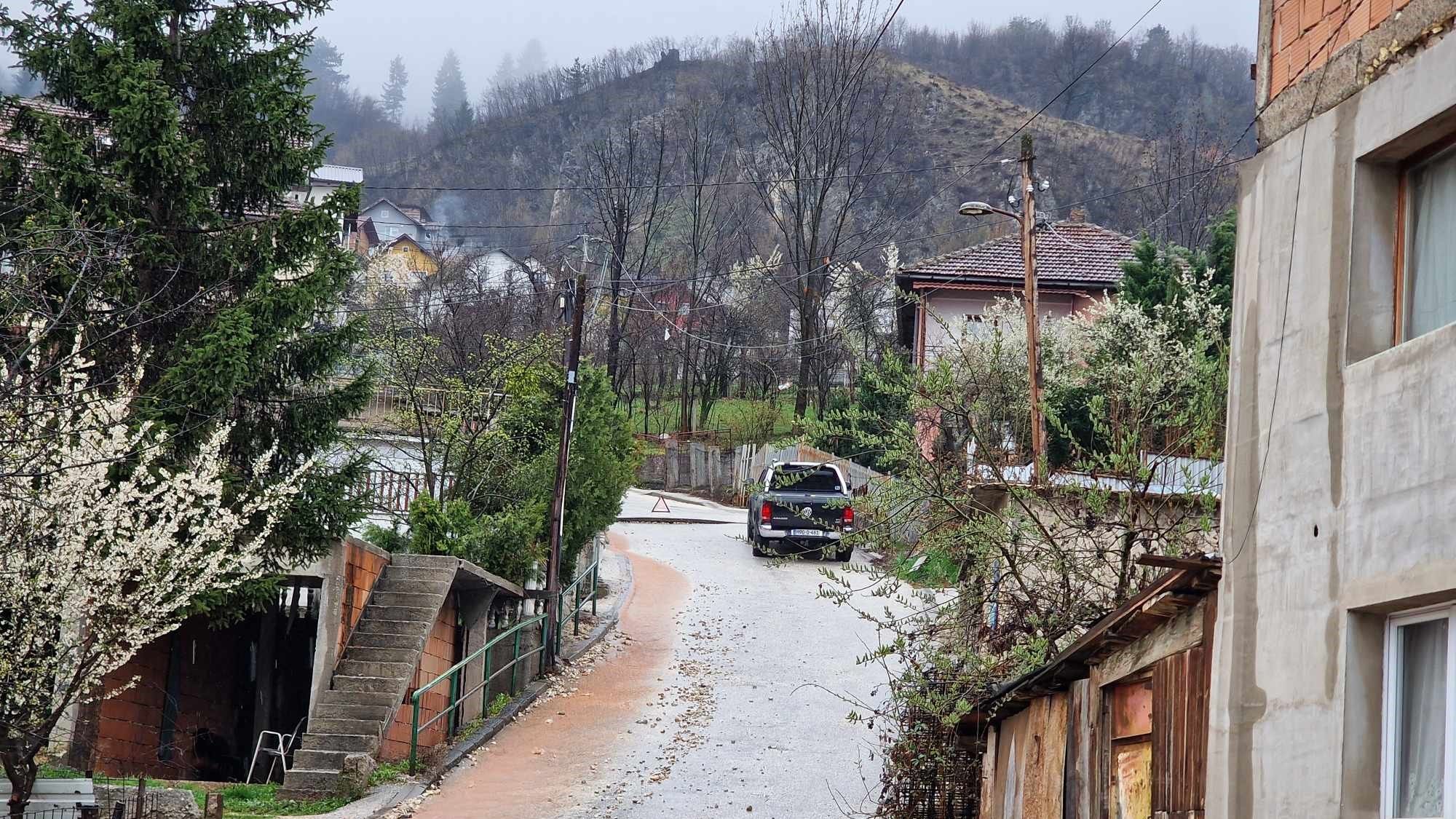 Ekipe su na teren izašle jučer i uočile, kao i prethodnih dana, da su formirane pukotine uslijed naprezanja i pomjeranja tla 
